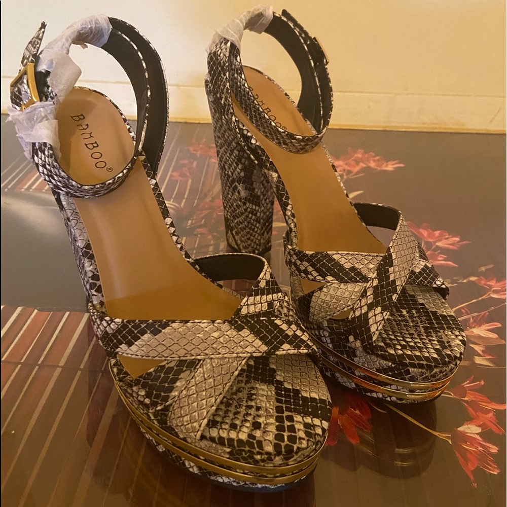 Black/White Snake Skin Heel 😍